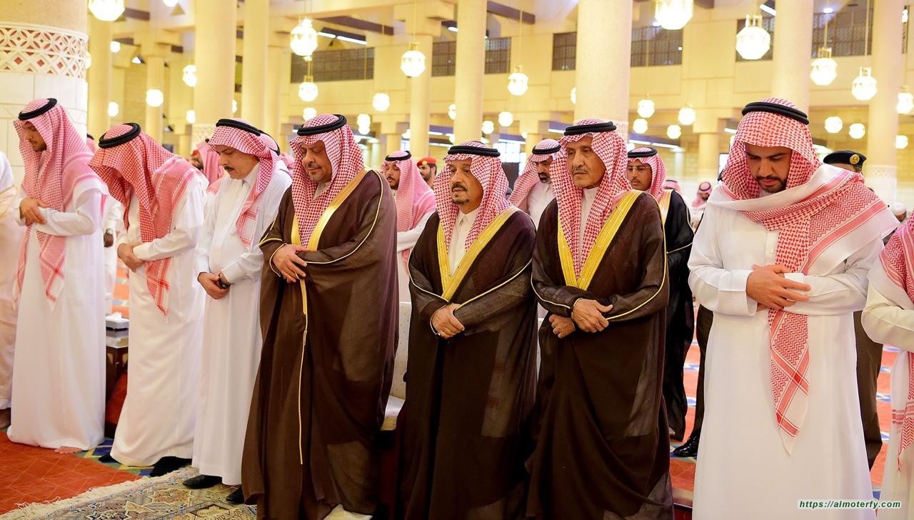 سمو أمير الرياض يؤدي صلاة الميت على والدة الأمير نواف بن مساعد بن عبدالعزيز